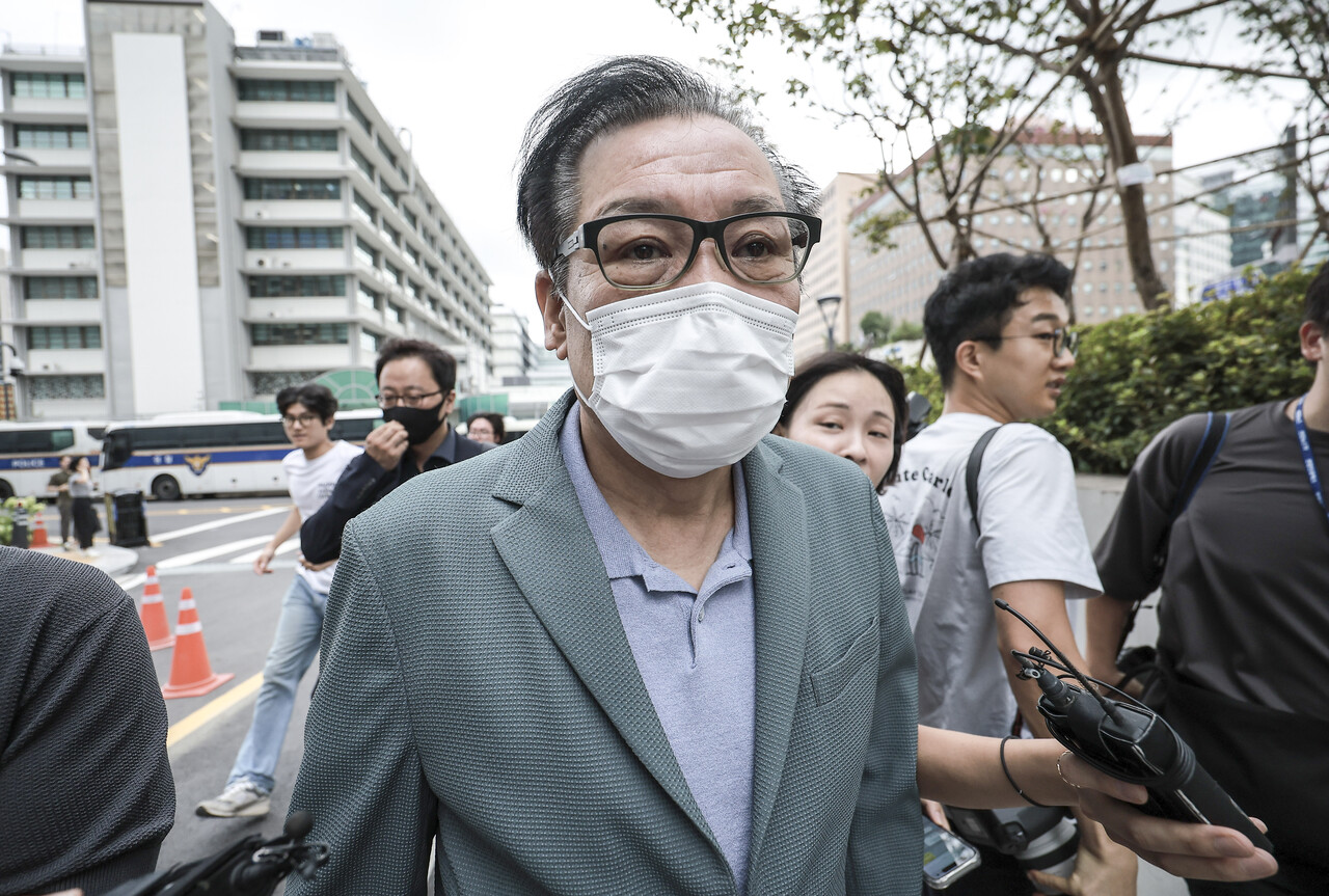 건진법사 전성배씨가 21일 서울 종로구 KT광화문빌딩 웨스트에 마련된 김건희 특검 사무실에 출석하고 있다. 건진법사 전성배씨가 21일 예정된 구속 전 피의자 심문(영장실질심사)에 출석하지 않겠다고 밝혔다. /사진=뉴시스