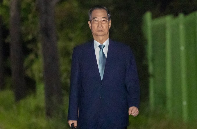 12·3 비상계엄 관련 내란 행위 방조 혐의 등을 받는 한덕수 전 국무총리가 27일 경기 의왕시 서울구치소에서 구속 전 피의자 심문(영장실질심사)이 기각되자 구치소를 나서고 있다. 2025.08.27./뉴시스