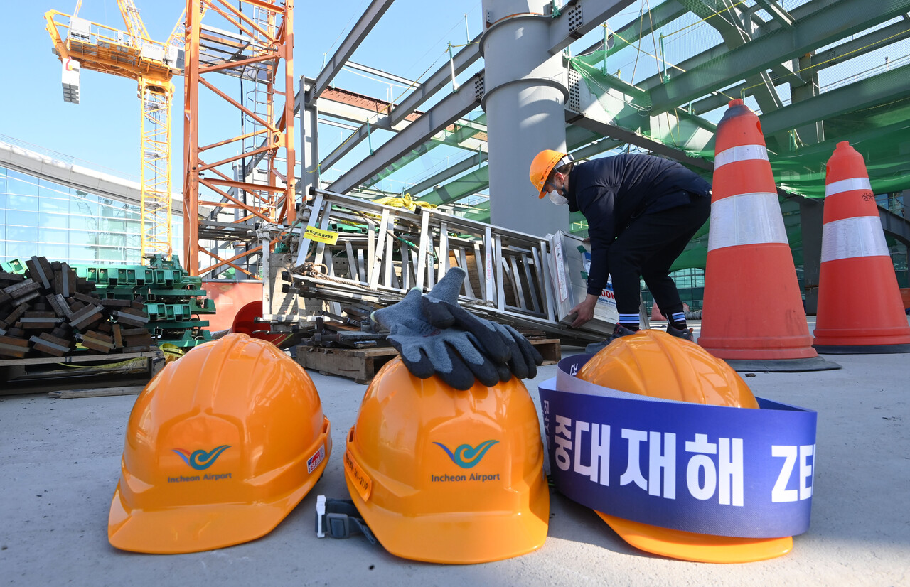 중대재해기업처벌법 시행을 하루 앞둔 26일 오후 인천국제공항 제2터미널 4단계 건설사업 현장에 안전모와 장갑이 놓여 있다. (공동취재사진) 2022.01.26. /자료사진=뉴시스