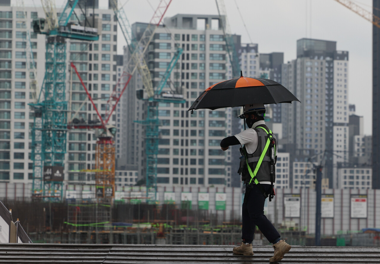 7월 16일 서울 시내 한 공사현장에서 근로자들이 이동하고 있다. / 사진=뉴시스