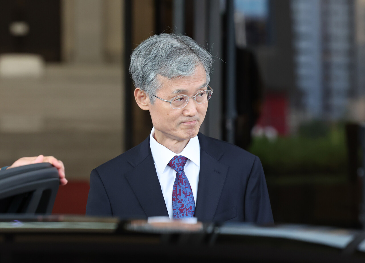 여권의 사퇴 압박을 받은 조희대 대법원장이 15일 오후 서울 서초구 대법원에서 입을 굳게 다문 채 퇴근하고 있다./사진=뉴시스