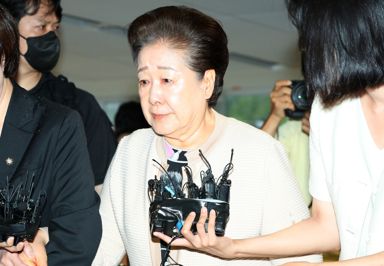 한학자 통일교 총재가 17일 오전 서울 종로구 KT광화문빌딩 웨스트에 마련된 김건희 특검 사무실에 피의자 신분으로 출석하고 있다. /사진=뉴시스