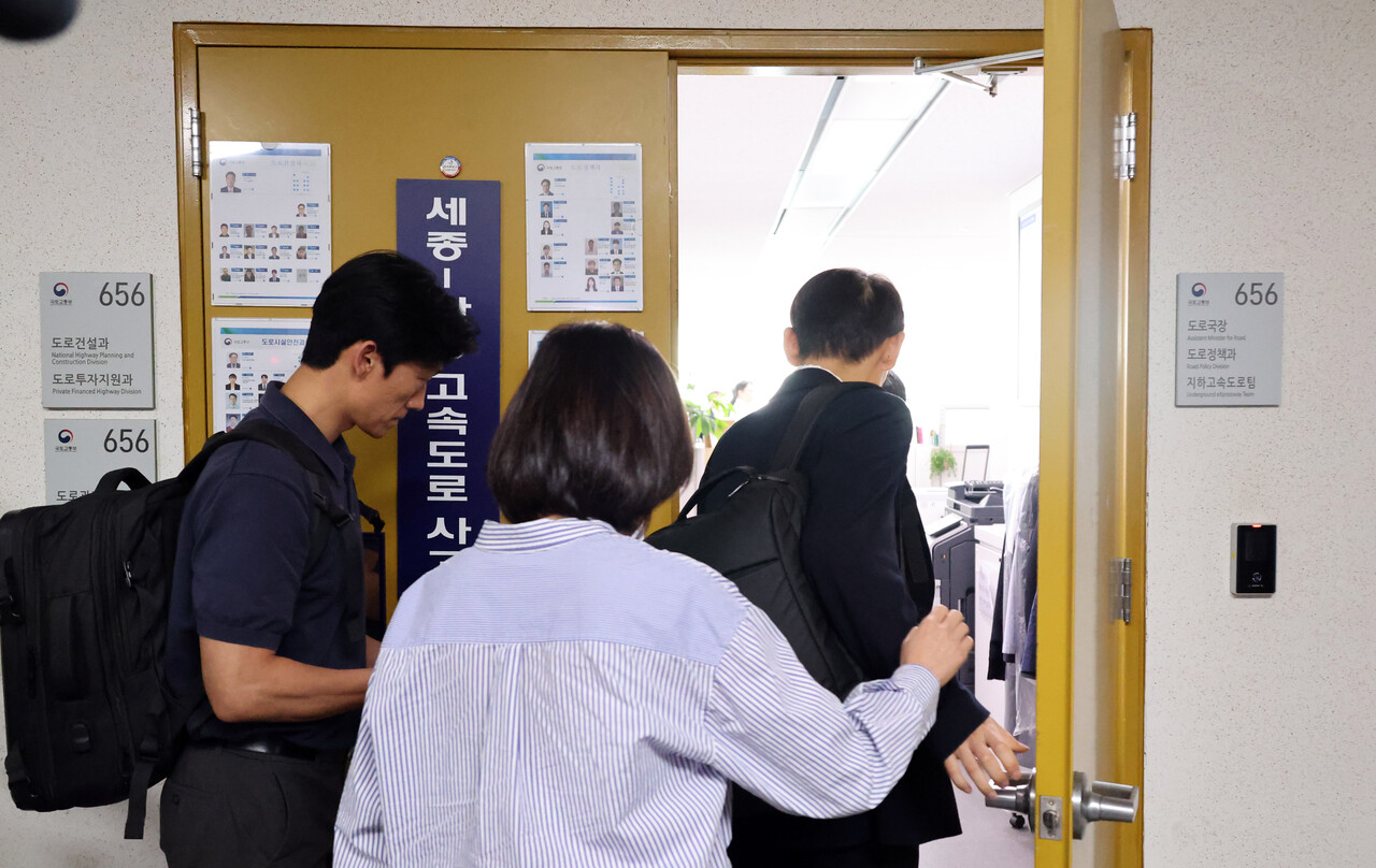양평고속도로 특혜 의혹 관련 국토교통부 압수수색에 나선 김건희 특검팀이 14일 오전 정부세종청사 국토부 도로국장실로 향하고 있다. 2024.07.14./사진=뉴시스