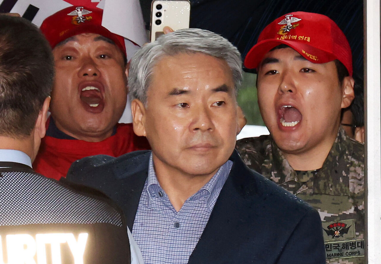  이종섭 전 국방부 장관이 17일 오전 서울 서초구 순직해병 특검 사무실에 참고인 신분으로 조사를 받기 위해 출석하고 있다. /사진=뉴시스