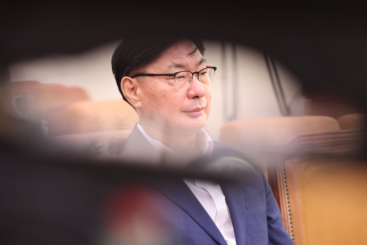 이화영 전 경기도 평화부지사가 2일 오전 서울 여의도 국회에서 열린 법제사법위원회에서 열린 박상용 수원지검 부부장검사 탄핵소추사건 조사 청문회에 출석해 생각에 잠겨 있다. 2024.10.02./뉴시스