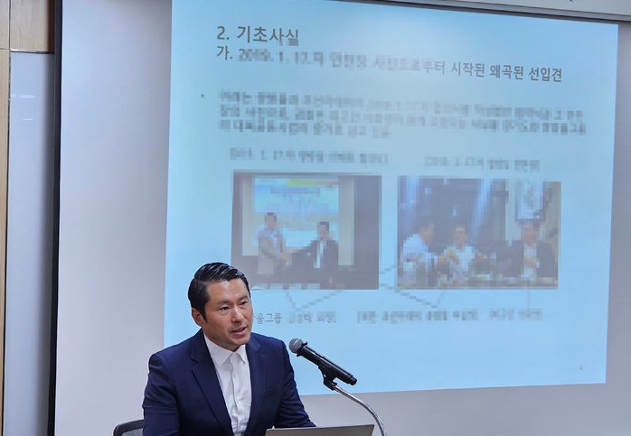 경기도의회 중회의실에서 이화영 전 경기도평화부지사 쌍방울 대북송금 사건 변호인인 김현철 변호사가 재판부 기피신청 관련 기자회견에서 발언하고 있다. 2023.10.23./뉴시스