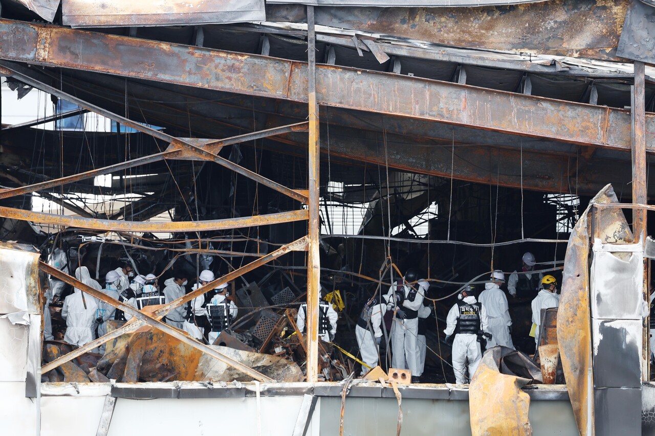 2024년 6월 25일 오전 경기 화성시 서신면 일차전지 제조 공장 아리셀 건물 화재 현장에서 국과수 합동 감식이 진행되고 있다. / 사진=뉴시스