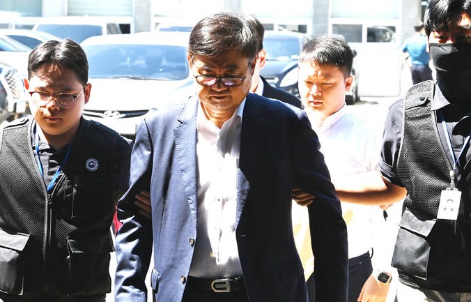 박순관 대표와 박중언 아리셀 총괄본부장(오른쪽 두번째)/뉴시스