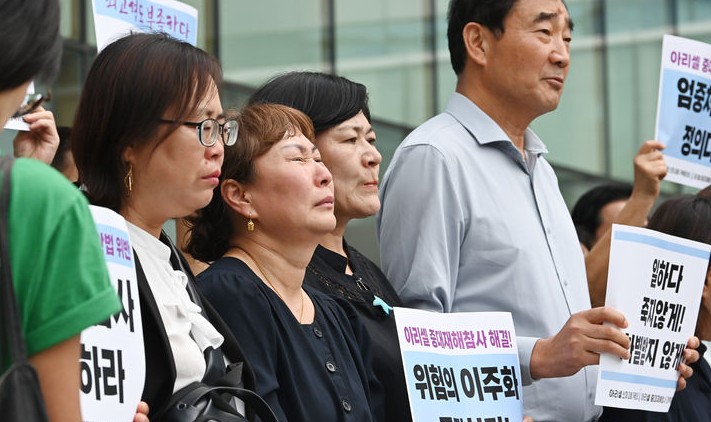 공장 화재로 23명의 사망자가 발생한 화성 리튬전지 제조업체 아리셀 박순관 대표의 1심선고가 열린 23일 아리셀 참사 유가족들이 경기 수원지방법원 앞에서 입장을 밝히고 있다. 2025.09.23./뉴시스