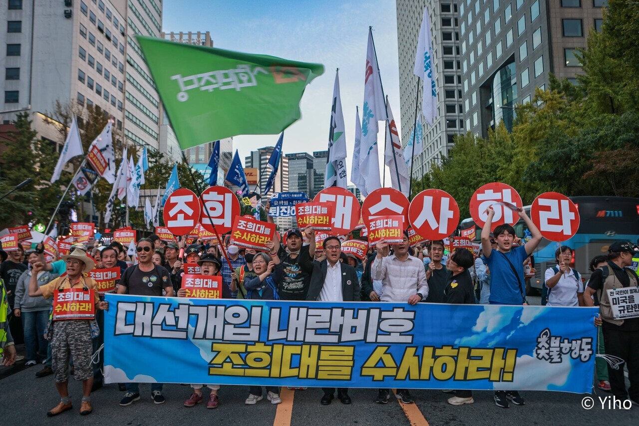 지난 159차 촛불대행진 연인원 3천 2백여 명의 촛불국민들은 시청역 7번 출구 앞 대로에 모여 "조희대를 수사하라! 특별재판부 설치하라!"는 구호를 들고 159차 촛불대행진 힘차게 진행했다./사진=촛불행동