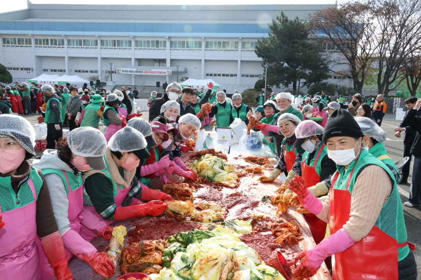 포항시새마을회는 지난 21일부터 24일까지 포항종합운동장 주차장에서 '사랑의 김장담그기&나눔행사'를 진행했다./사진=포항시 제공