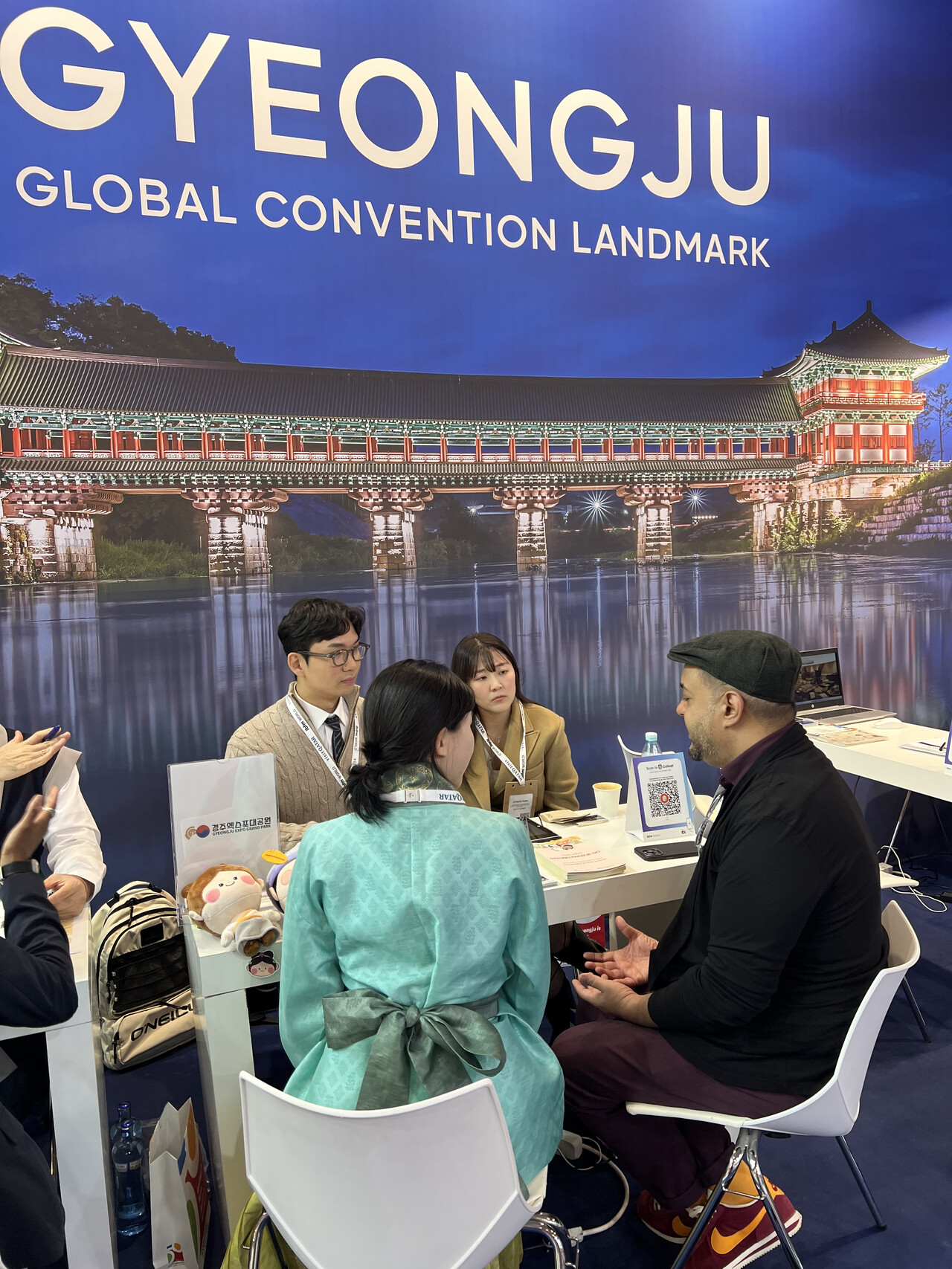 경북문화관광공사(사장 김남일)는 지난 18일부터 20일까지(현지시간) 스페인 바르셀로나에서 열린 IBTM World 2025에 참가해 경주엑스포대공원의 MICE 인프라를 세계 시장에 홍보했다./사진=경북문화관광공사 제공