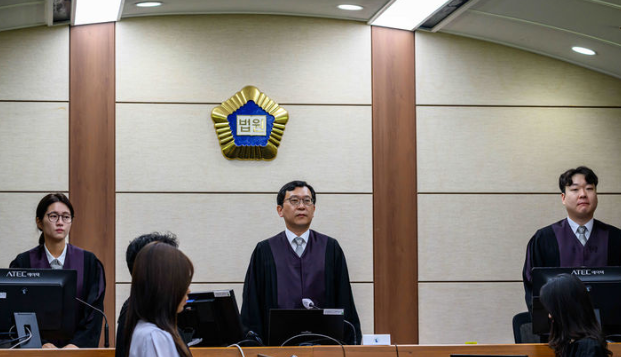 사진공동취재단 = 이진관 부장판사가 30일 서울 서초구 서울중앙지법에서 열린 한덕수 전 국무총리 내란 우두머리 방조 및 위증 등 혐의 사건 첫 재판을 심리하고 있다. 2025.09.30./뉴시스