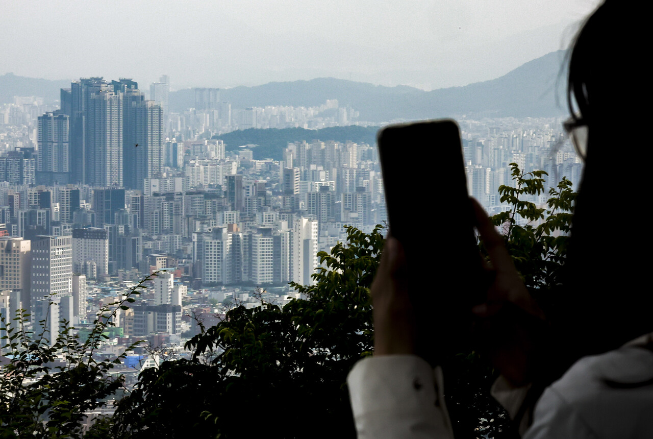 서울 중구 남산에서 서울시내 아파트가 보이고 있다. / 사진=뉴시스