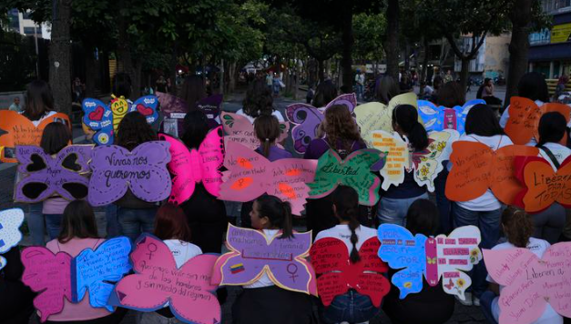 25일(현지시각) 베네수엘라 카라카스에서 여성에 대한 폭력 중단과 자유를 촉구하는 내용이 적힌 종이 나비 날개를 부착한 여성들이 ‘세계 여성 폭력 추방의 날’ 기념집회를 열고 있다. '세계 여성 폭력 추방의 날'은 여성에 대한 폭력을 근절하고 성평등을 촉진하기 위해 유엔이 1999년 지정한 국제기념일이다. 2024.11.26./사진=뉴시스