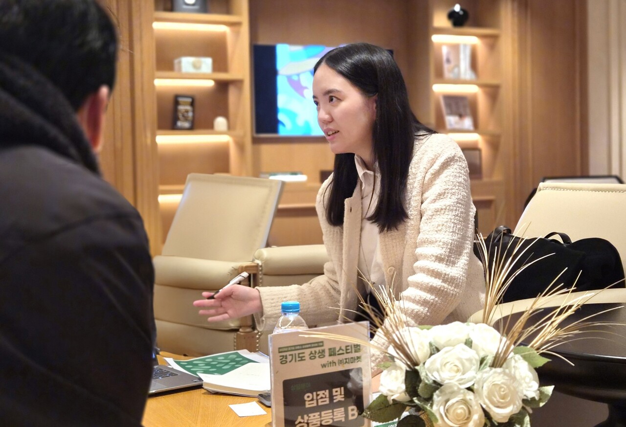 11월25일 신세계남산에서 열린 경기도 중소셀러 판매컨설팅에서 G마켓 MD가 무료 상담을 진행하고 있다/사진=G마켓