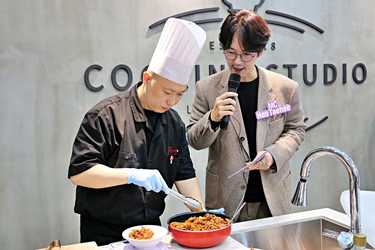 '김주방장중화제육' 김형찬 대표가 '효녀 심청 신제품 출시 프로젝트' 최종 품평회에서 '중화제육두부덮밥&바오번' 메뉴를 선보이고 있다. / 사진=롯데웰푸드