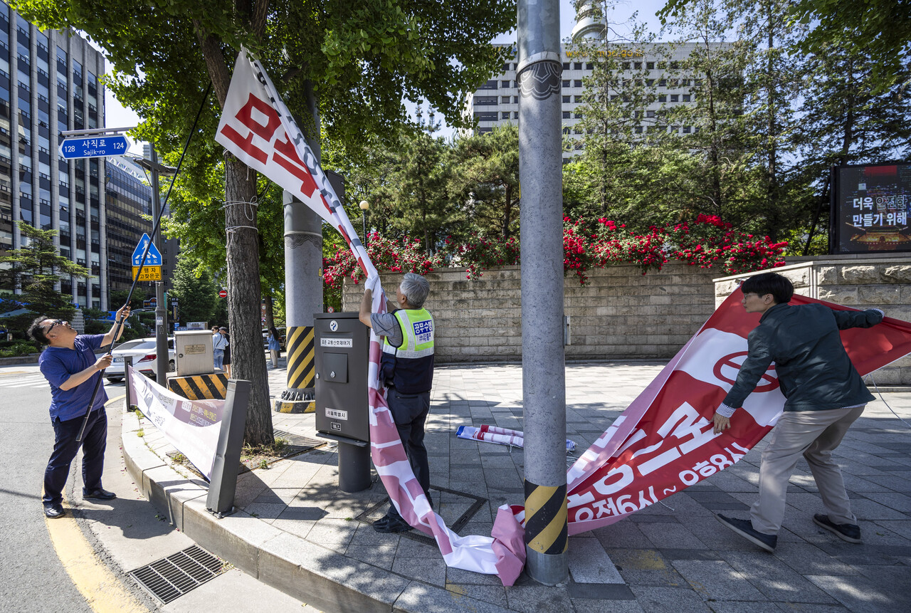 제21대 대통령 선거가 끝난 6월 4일 서울 종로구 광화문네거리에서 종로구청 관계자들이 선거 현수막을 철거하고 있다. / 사진=뉴시스