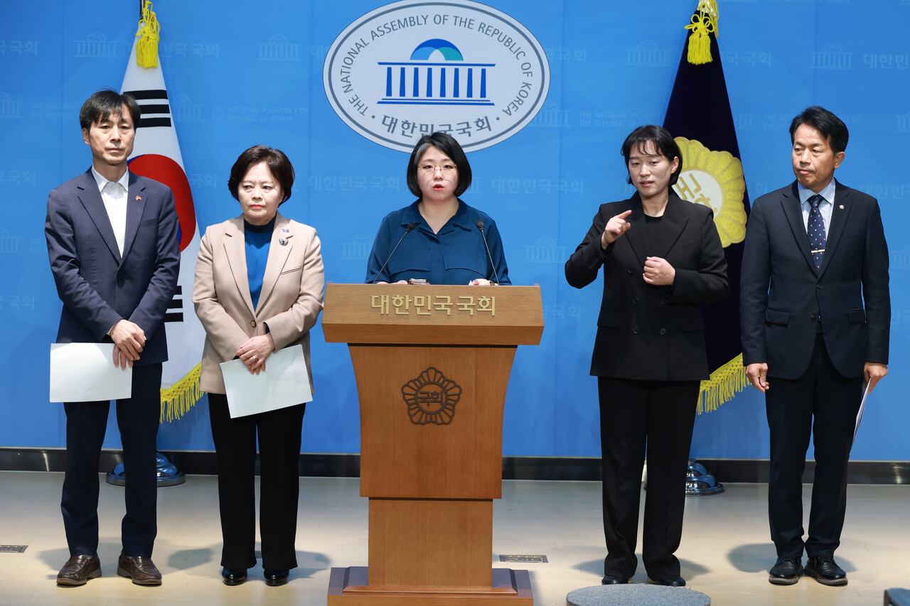 용혜인 기본소득당 대표, 정춘생 조국혁신당 최고위원, 윤종오 진보당 원내대표, 한창민 사회민주당 대표가11월 26일 서울 여의도 국회 소통관에서 정당 활동 자유 침해하는 옥외광고물법 개악 반대 개혁진보4당 기자회견을 하고 있다. / 사진=뉴시스