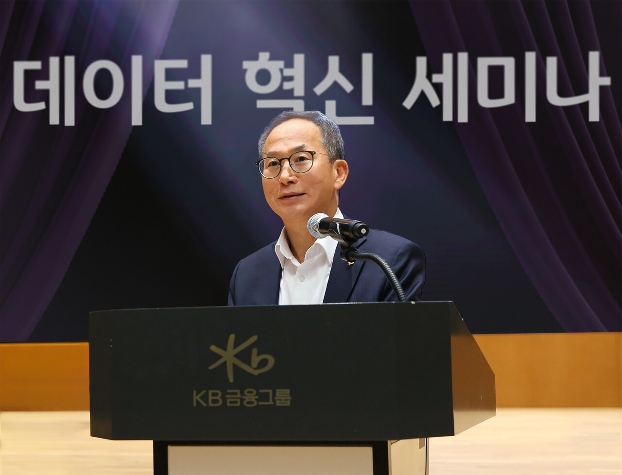 11월 25일 여의도 국민은행 신관에서 진행된 '25년 하반기 그룹 데이터 혁신 세미나'에서 KB금융그룹 양종희 회장이 인사말을 하고 있다. / 사진=KB금융그룹