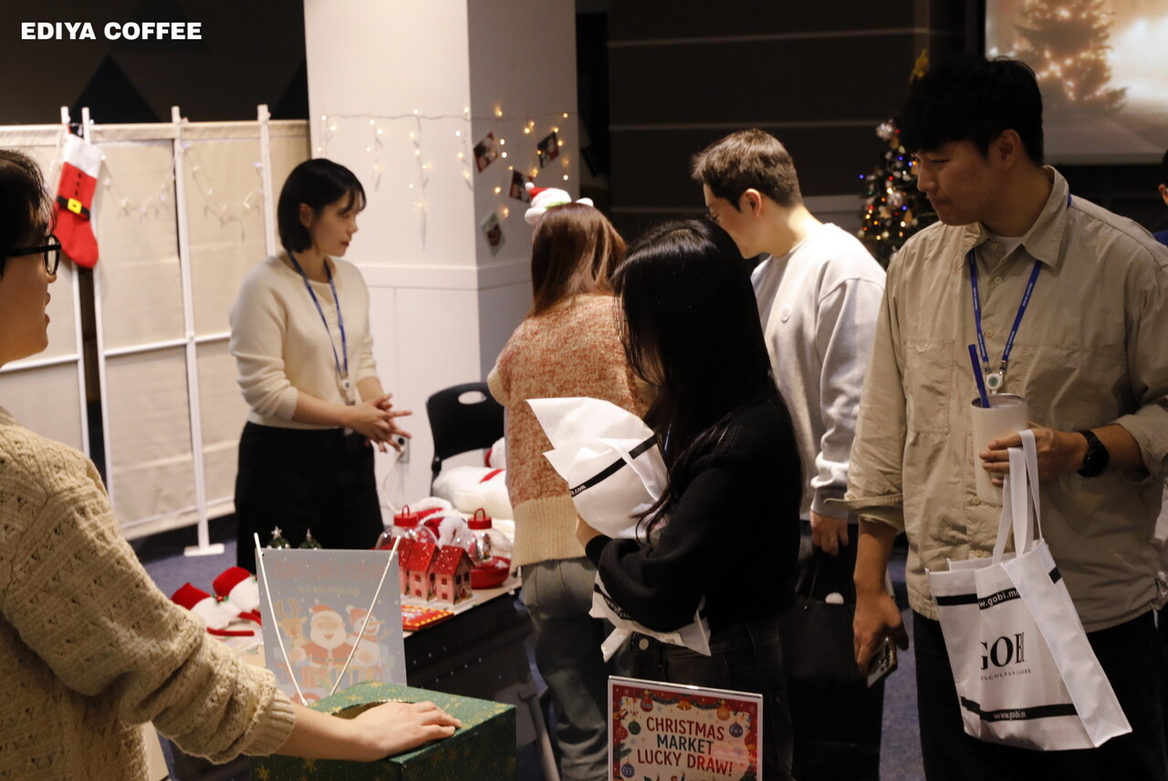 이디야커피, 사내 플리마켓으로 연말 나눔 실천 < 사회연대경제 < 기사본문 - 이로운넷