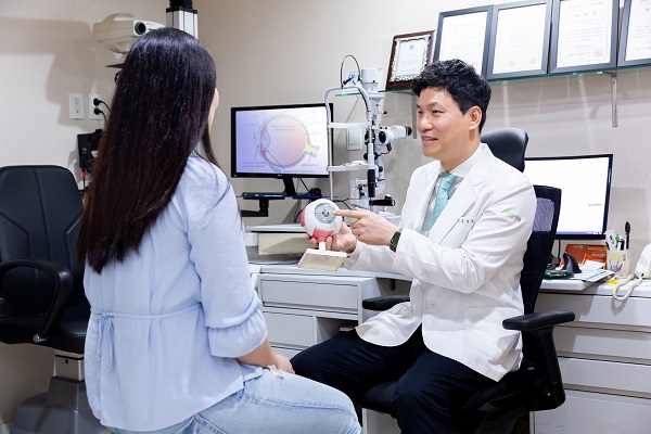 사진 새얀안과 홍진표 대표원장