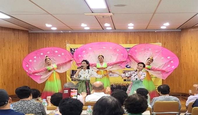 충주시 곳곳이 어르신들을 위한 공연장으로 변신한다. 충주시노인복지관은 어르신들의 무료함을 덜고 일상 속 문화 향유 기회를 넓히기 위해 ‘시립 청춘떳다방’을 오는 9일부터 상시 운영한다고 6일 밝혔다./사진=충주시