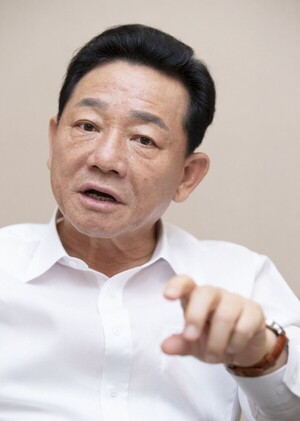 데이터 분석 중인 이로운
