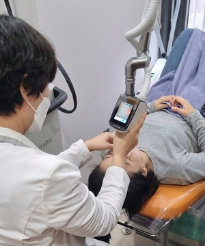 수십 번 토닝에도 꿈쩍 않는 '흑자'... 혈관 지키고 병변만 제거하는 '리... - 뉴스 썸네일 이미지