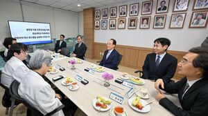 "의사가 진료에만 전념하도록"… <b>추경호</b> 당선인, 의료 현장 릴레이 소통